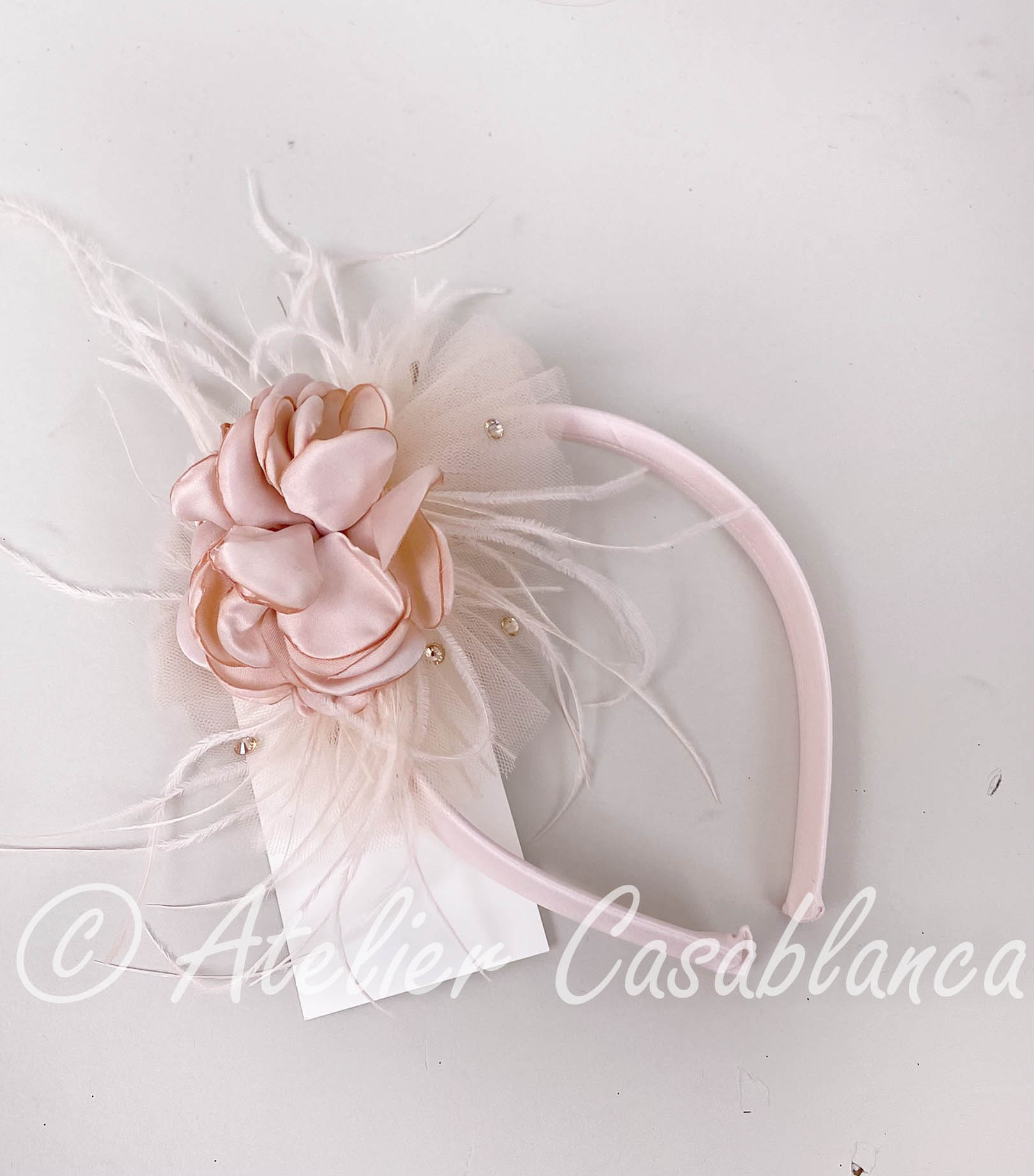 K Zl 23 北欧のラグジュアリーキッズドレスブランド ザザクチュール が製作した 立体的なバラと羽が美しいシャンパンピンク色のカチューシャ ヨーロッパ製のドレス レッスンウェアの販売 製作 アトリエカサブランカ