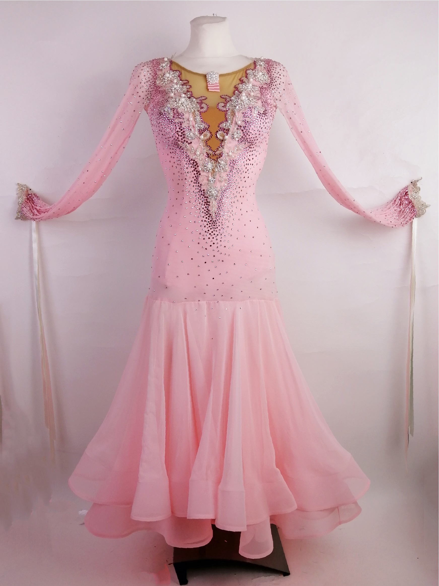 SK-IBB9 EMクチュール制作！立体的なレースモチーフとパールの装飾が大変美しい、鮮やかで豪華なピンクの長袖のスタンダードドレス（９号）  ヨーロッパ製のドレス・レッスンウェアの販売、製作 アトリエカサブランカ