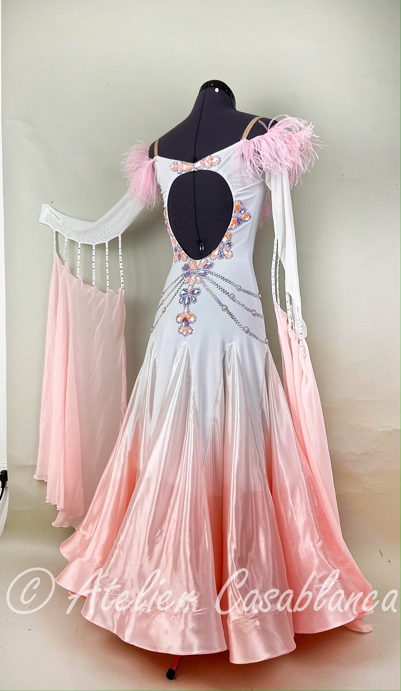 SK-JAi17 ウクライナで制作された、白からピンクのグラデーションが美しい長袖のスタンダードドレス（９－１１号）