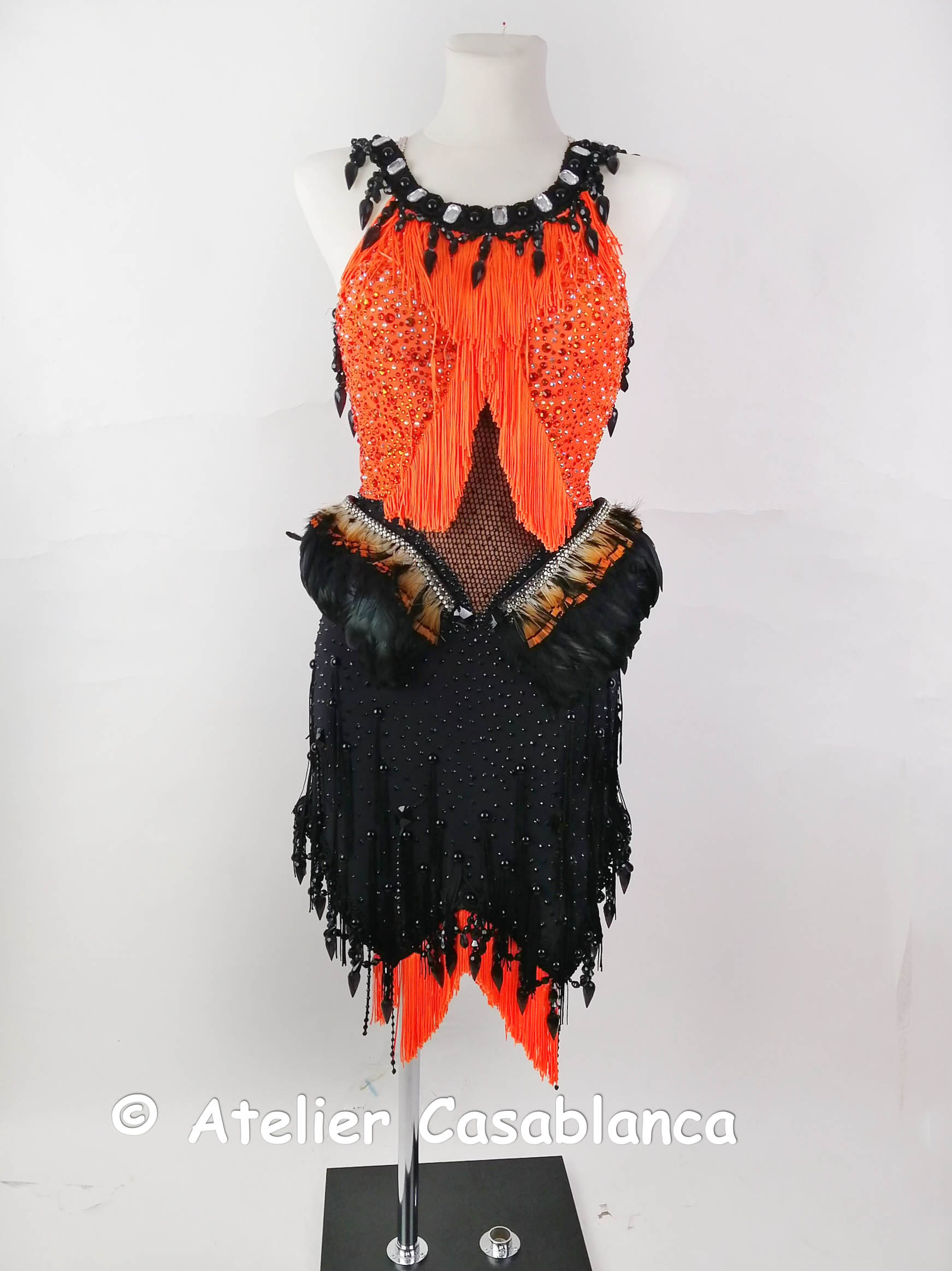 LK-JBC1 クチュール・イヴォンヌ・シュテファン制作！羽とフリンジ、石が豪華な黒＆オレンジのラテンドレス（９号、新品）
