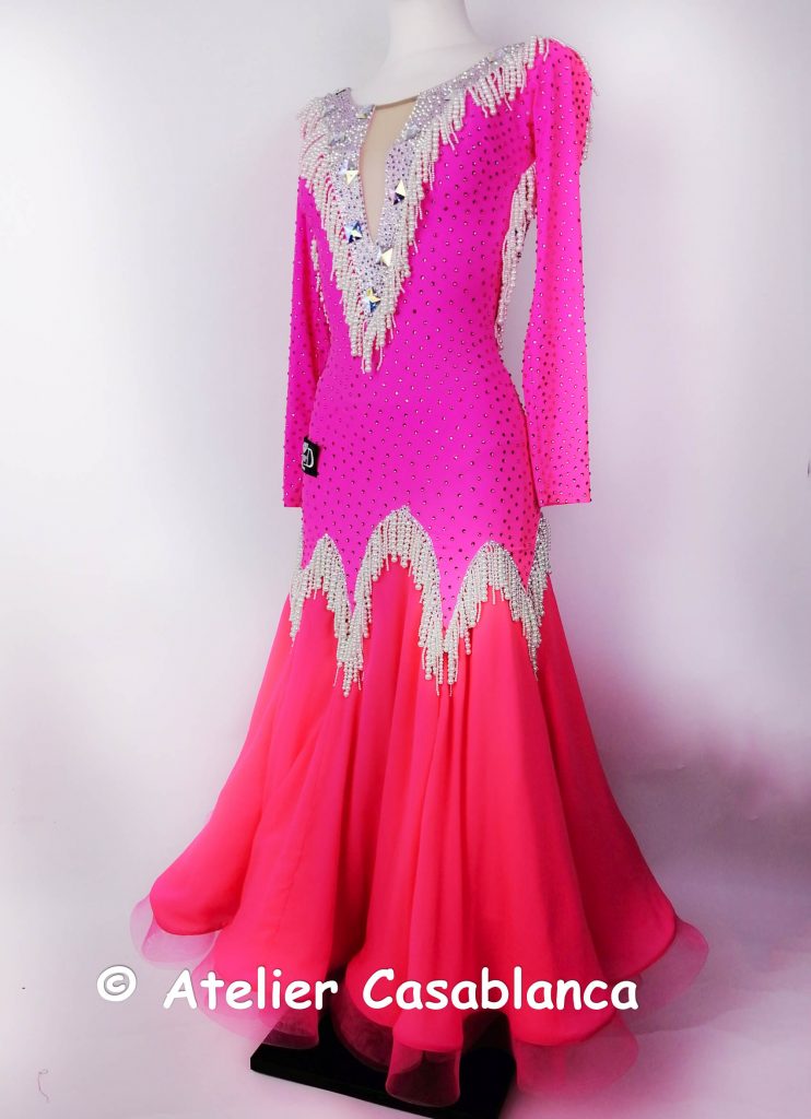 SK-ABC7 スワロフスキの石とパールのチェーンが美しいピンクの長袖のスタンダードドレス（７－小さ目９号）