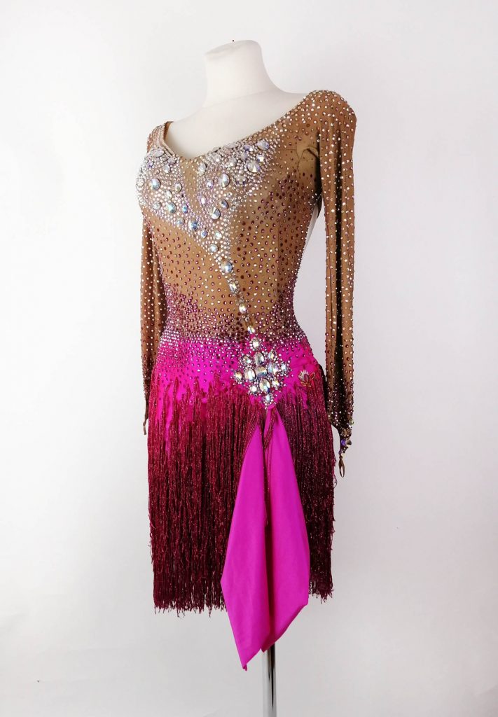 LK-ABD6　スワロフスキの石びっしりの長袖の大変美しいフューシャピンクのラテンドレス（７ー小さ目９号）